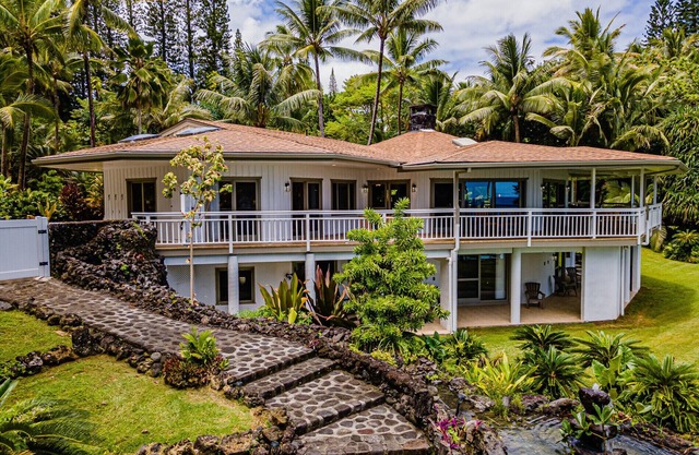 🌴 Gorgeous Oceanfront Luxury Retreat 🌊 Pool, black sand beach, AC and billiards