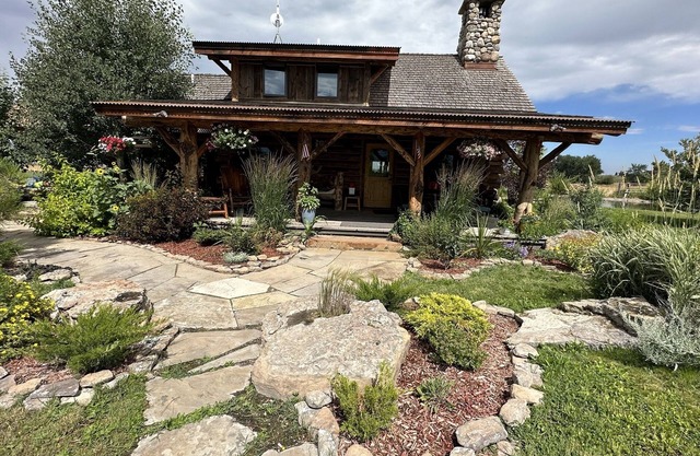 Gorgeous Outback Cabin w/ Beautiful Ponds, Mountain Views just 11 Mi to Bozeman