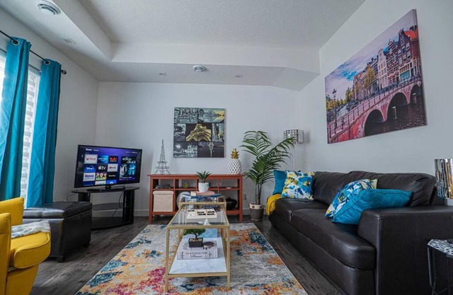 Gorgeous Penthouse with Balcony, Free Parking and WiFi