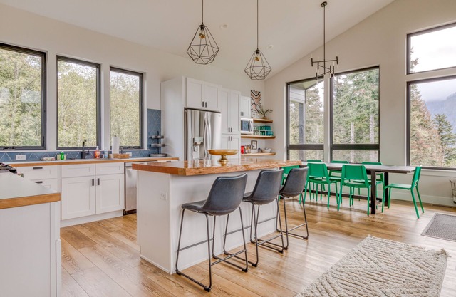Gorgeous pet friendly home with breath taking views, hot tub and fire pit