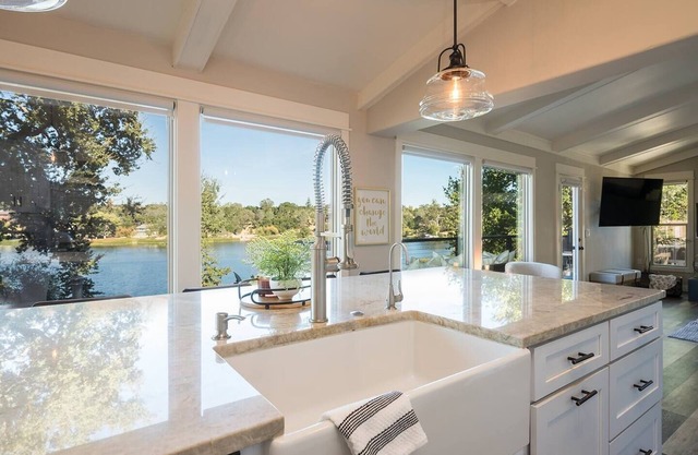 Gorgeous*Pool*Lake View*Game Room*Mini Putt!