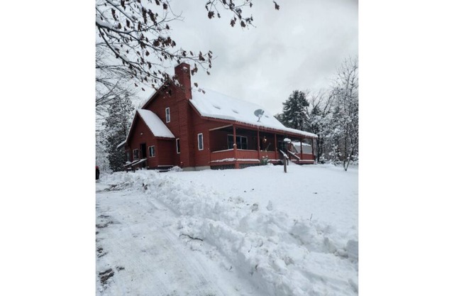 Gorgeous private pet friendly home 13 acres with horse barn close to ski resort