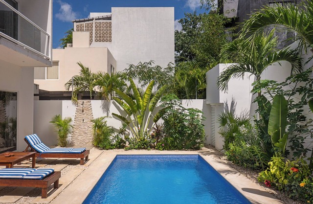 Gorgeous Private Home & Pool, BBQ, up to 8 guest, walk distance to Calle 7