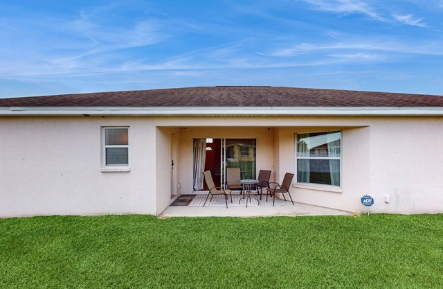 Gorgeous private home with large yard, between Tampa and Orlando