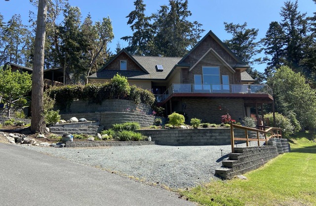 Gorgeous Property with private entry and backyard & pets welcome!