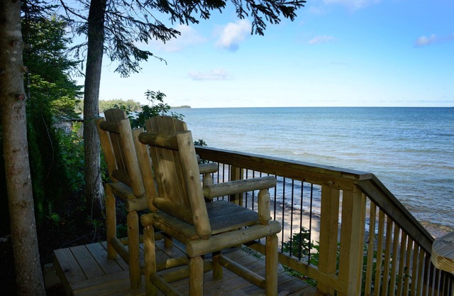 Gorgeous Remodeled 4Bed/2Bath Retreat with Private Trail to Lake Superior Beach!
