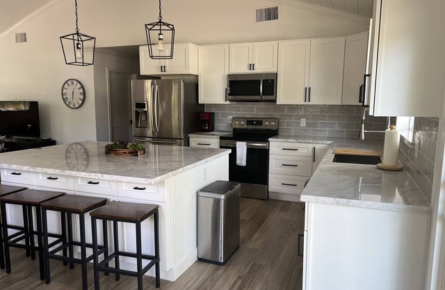 Gorgeous remodeled Lakehouse - walk across street to lake!
