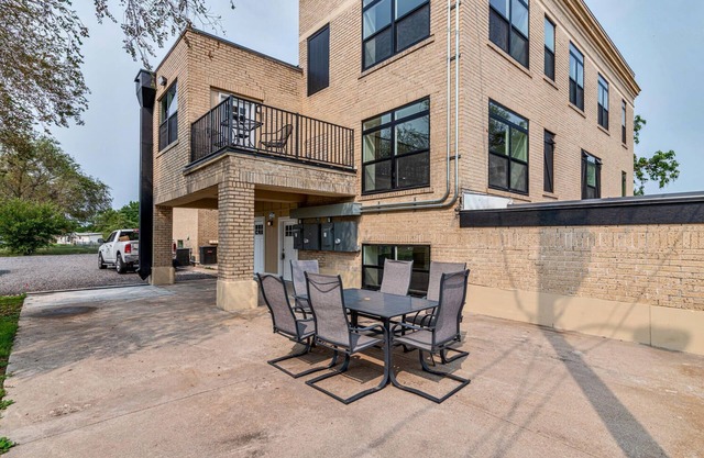 Gorgeous Remodeled Studios! # 6