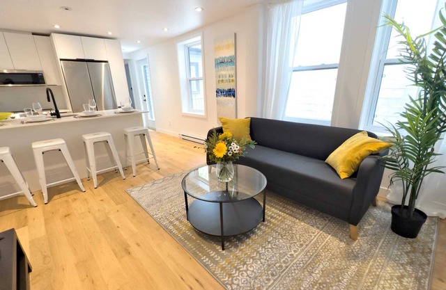 Gorgeous Renovated 3 BedR Downtown 2mins to Metro!