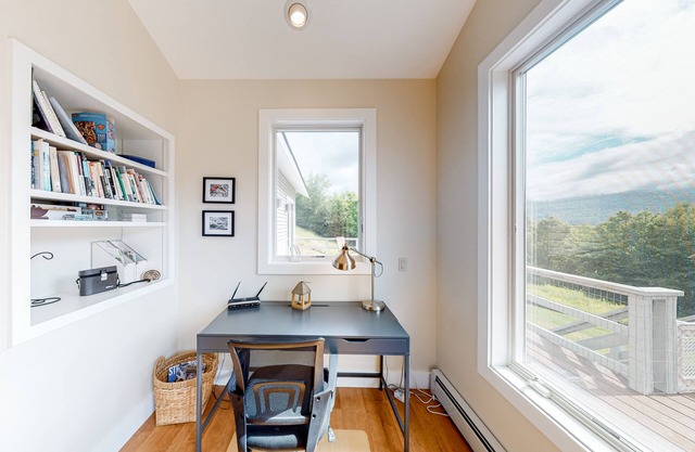 Gorgeous river access home with kayaks, balcony, full kitchen, & washer/dryer