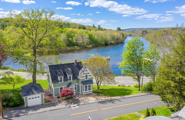 Gorgeous River Views! On Rails to Trails and just steps to quaint Collinsville