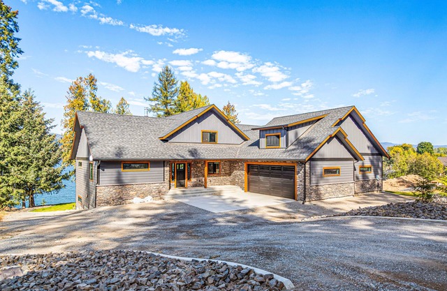 Gorgeous riverfront home with fireplace, fast WiFi, central AC, & washer/dryer