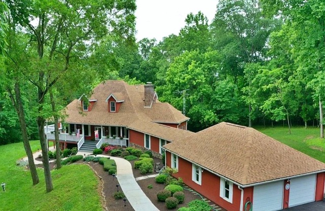 Gorgeous Riverfront Retreat: swimming, canoeing, riding, biking