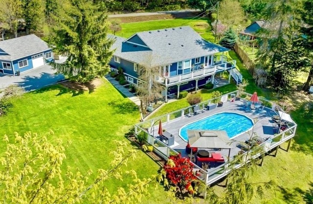 Gorgeous rural home with pool 10 minutes from town