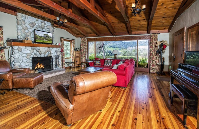 Wunderschönes Ranchhaus auf 1.000 Hektar großer Ranch - 3 Queens, 10 Einzel- / Etagenbetten