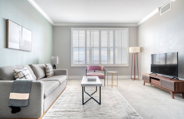Gorgeous Santana Row 2BR w/ Gym & Pool, nr highways, by Blueground