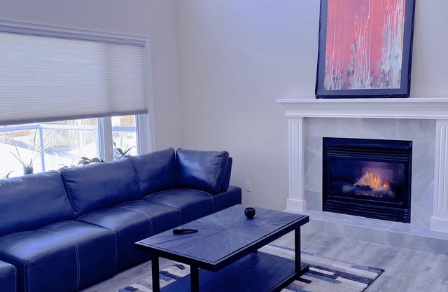 Gorgeous single house &3 bedrooms&free parking&close LRT