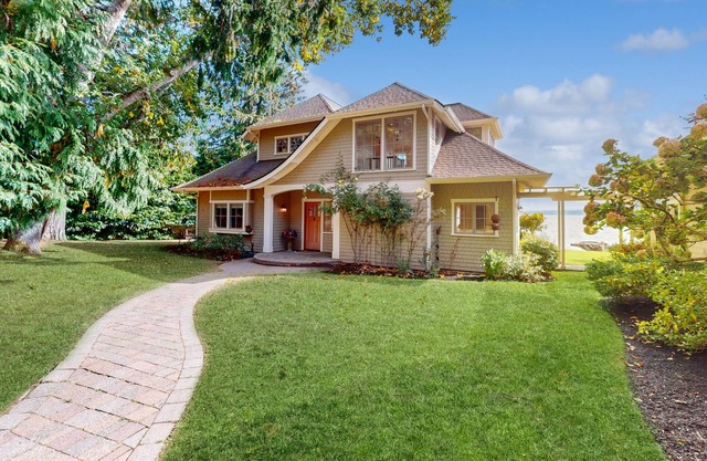 Gorgeous soundfront retreat with private rock beach, Seattle & Mt. Rainier views