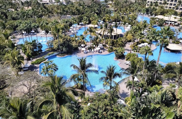 Gorgeous, spacious 1 bedroom suite with kitchen, living room and golf!