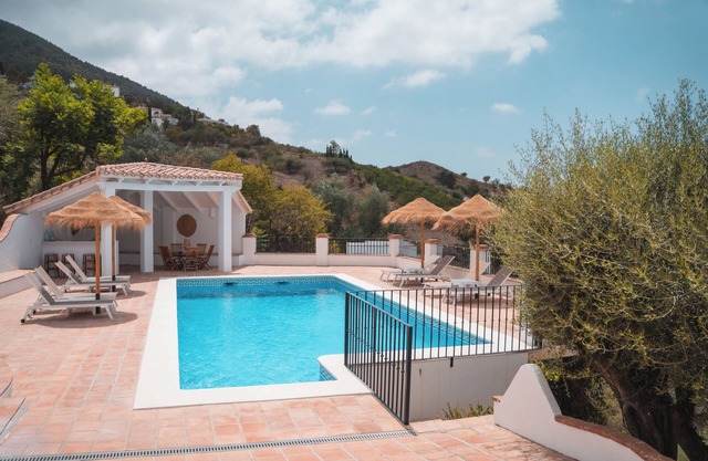 Gorgeous spacious family-friendly country villa, huge pool, stunning views