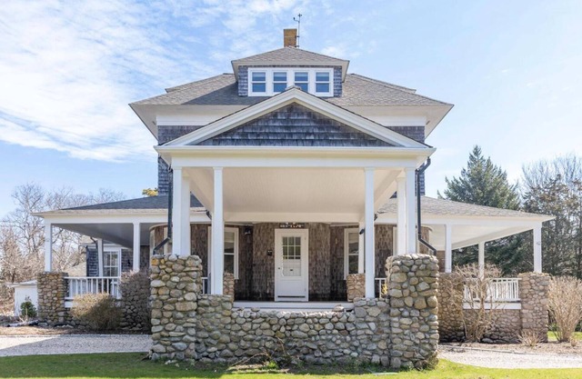 Gorgeous Spacious Victorian Cape Code Beach View Retreat