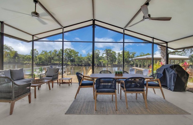 Gorgeous St. Johns River home 3bdrm/2 bth