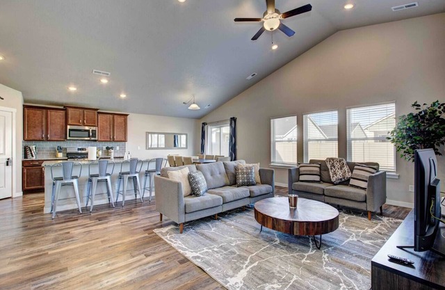 Gorgeous Star home ~ King Bed ~ 5 TVs ~ Walkable to Downtown Star and Albertsons