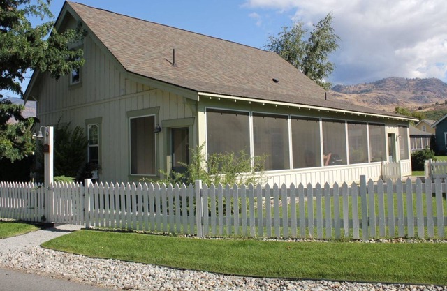 Gorgeous Summer Cottage on Lake Osoyoos
