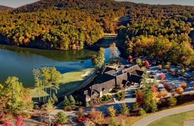 Gorgeous Cabin with Great Views in Big Canoe!