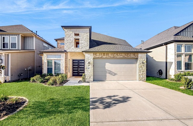 Gorgeous Texas home with water views, high ceilings, balcony, streaming, & AC