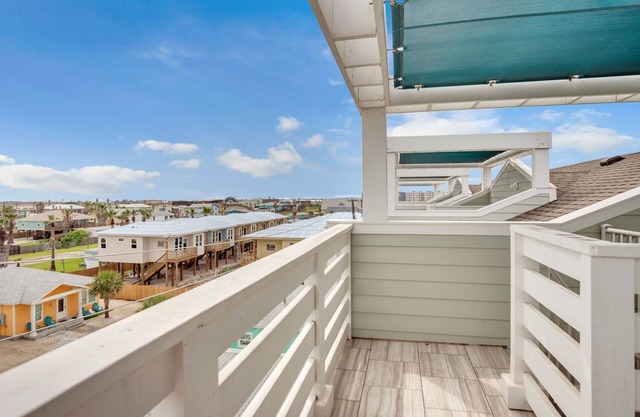 Gorgeous Townhome, Shared Pool, Walk to Beach!