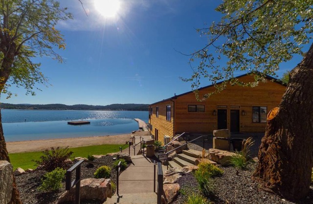 Gorgeous Triplex Unit With Spectacular Lake Views!