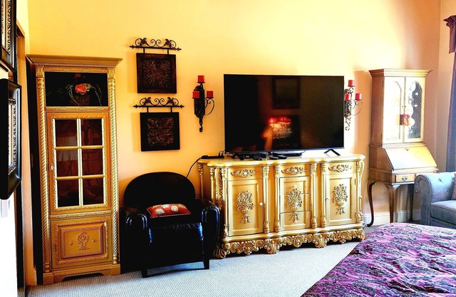 Gorgeous turn key apartment located in Lake Las Vegas Resort on golf course