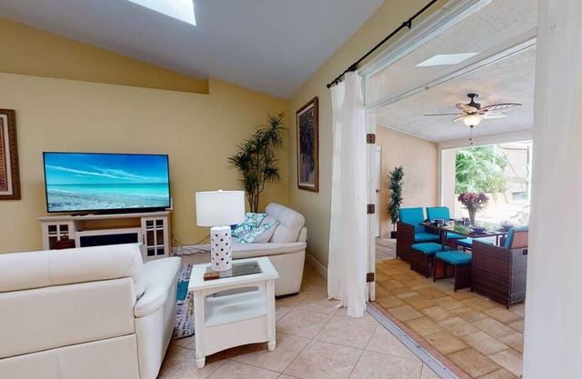 Gorgeous Updated Heated Saltwater Pool Home, WiFi, Dog Friendly, Kayak Launch & Park, Garage