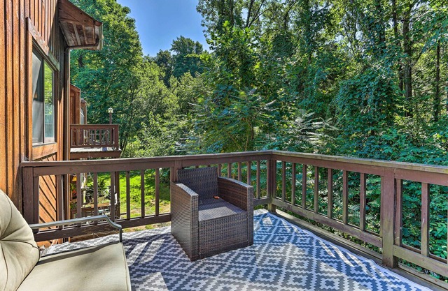 Gorgeous Vernon Township Condo w/Balcony!