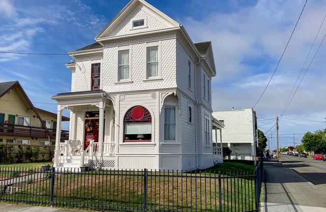 Gorgeous Victorian home near shops and dining with porch, washer/dryer & WiFi