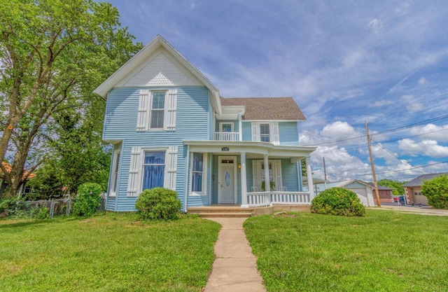 Gorgeous Victorian home 40min from Lake Ozarks!!