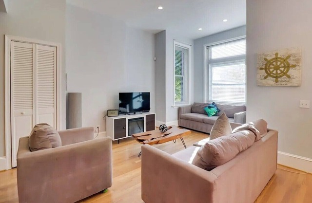 Gorgeous Victorian Townhome with Balcony in Vibrant Washington.