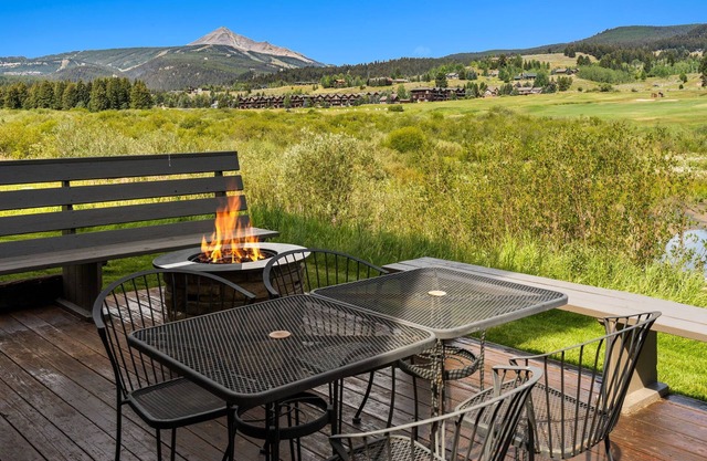 Wunderschöne Aussicht! Bestes Angebot in Big Sky Winter / Sommer: WIFI, HotTub, Pool, Kamin
