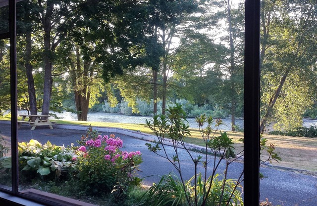 Wunderschöne Aussicht auf Rogue River von Haus, Terrasse und Rasen