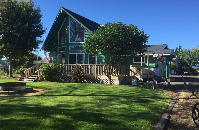 Gorgeous views w/dock on Columbia River. Big enough for the whole family!