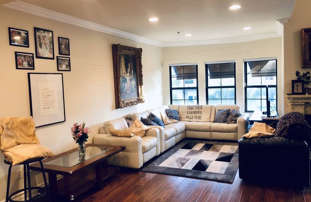 Gorgeous Villa style Condo by Universal Studios, Farmers Market, & Ventura Shops