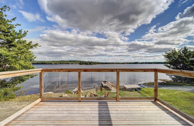 Gorgeous Waterfront Cottage only 45 minutes from Halifax
