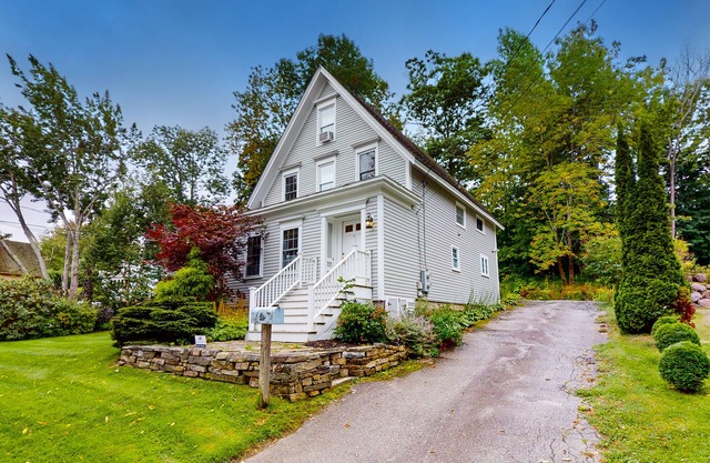 Gorgeous, walkable home with water view, deck & washer/dryer - snowbird-friendly