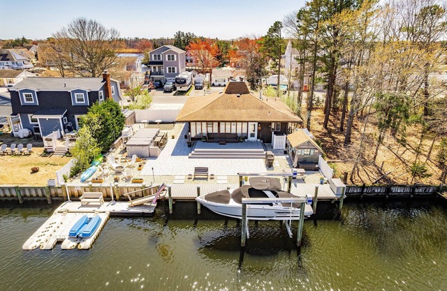 Gorgeous Waterfront 3-bedroom house in charming Berkeley Township
