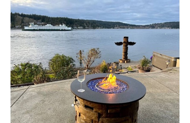 Gorgeous waterfront home with new hot tub and beautiful afternoon sunsets.