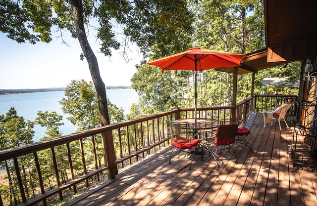 Gorgeous Waterfront Home on Greers Ferry Lake! Hiking, Swimming, Fishing & More