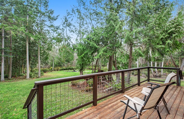 Gorgeous Wooded Retreat w/ Fireplace, Firepit, Deck, Yard, W/D and private loft