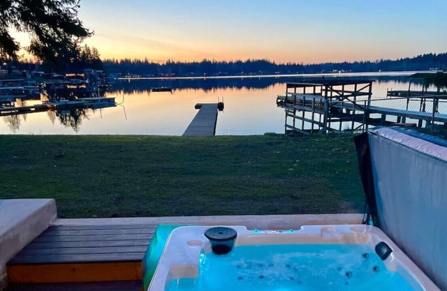 Gough Cottage · *New* Cozy Lakefront Cottage - Hot Tub!