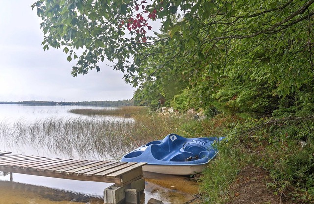 Rustikale Lakefront Gould City Kabine mit Ruderboot & Dock